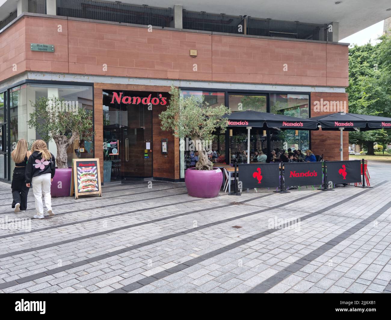 Exeter, Großbritannien - Juli 2022: Nandos High Street Fast Food Restaurant. Nando's ist eine internationale Restaurantkette mit zwangloser Atmosphäre, die aus South AFR stammt Stockfoto