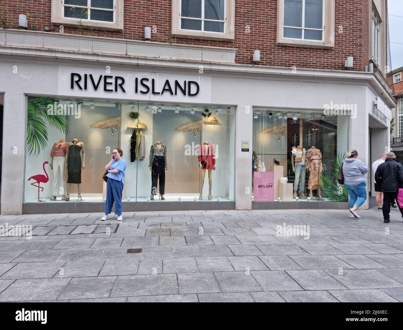 Exeter, Großbritannien - Juli 2022: Einkaufsstraße auf River Island. River Island ist ein britischer Modehändler mit über 125 Geschäften weltweit Stockfoto