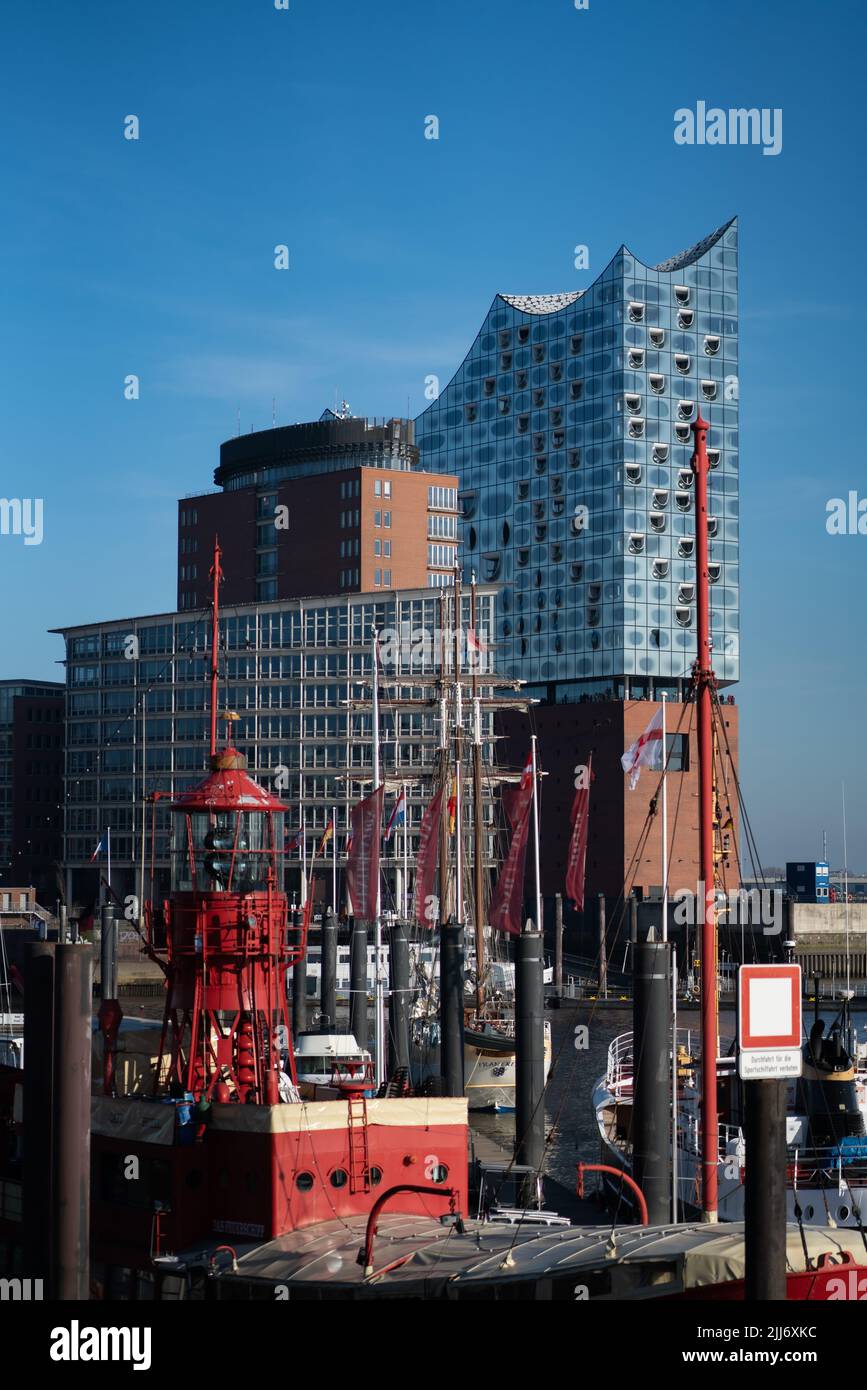 Die Elbphilharmonie in Hamburg mit Schiffen im Vordergrund Stockfoto