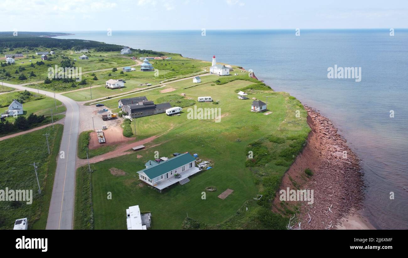 Eine Luftaufnahme einer grünen Grasklippe mit Häusern Stockfoto