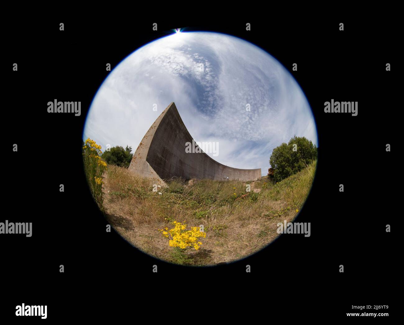 Fischaugen-Foto des 200 Fuß großen Schallspiegels in Lade Pits, Teil des RSPB Dungeness Nature Reserve, Kent, England. Stockfoto