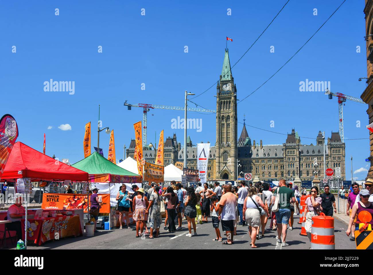 Ottawa, Kanada - 23. Juli 2022: Das Ottawa Asian Fest findet in der Metcalfe Street vor dem Parliament Hill statt. Das Festival mit asiatischer Küche Stockfoto