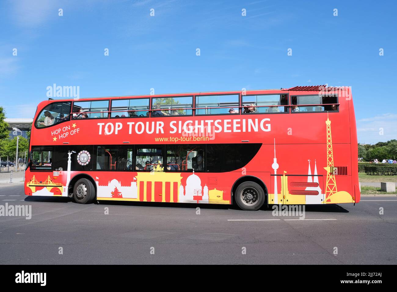 Berlin, Deutschland, 14. Juli 2022, roter Doppeldeckerbus für Stadtrundfahrten 'Top Tour roter Doppeldeckerbus'. Stockfoto
