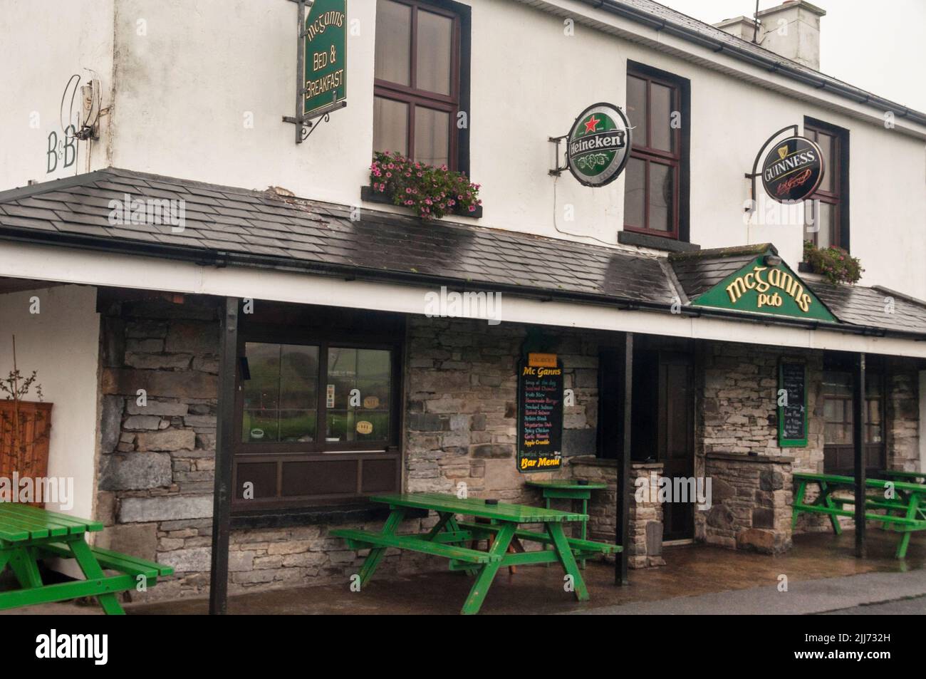McGann's Pub in Doolin an der Westküste Irlands ist ein bekanntes Zentrum traditioneller irischer Musik. Stockfoto