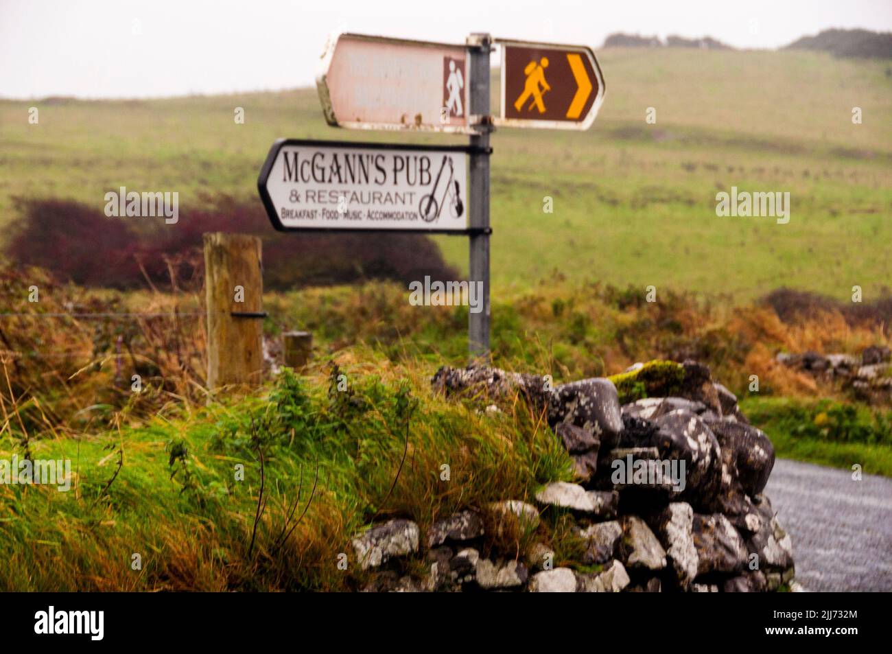 Doolin an der Westküste Irlands ist ein bekannter Ort traditioneller irischer Musik und der Beginn des Burren Way Walking Tour. Stockfoto
