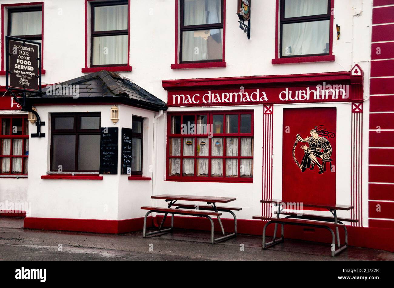 Doolin ist ein bekannter Mittelpunkt traditioneller irischer Musik, und McDermotts empfängt Reisende mit abendlichen traditionellen Musikveranstaltungen. Stockfoto