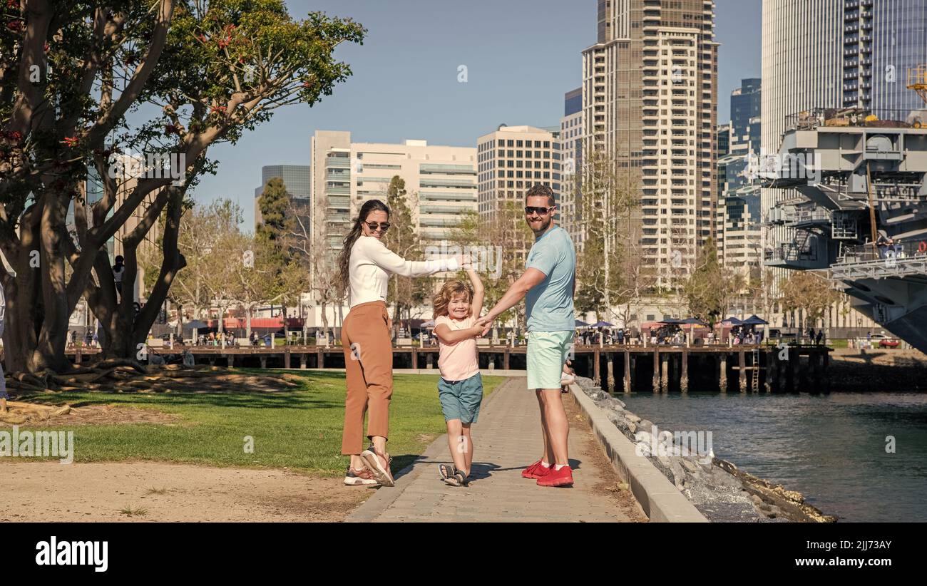 Mama Papa und Sohn lieben zusammen entspannen. Adoption und Nächstenliebe. Familientag. Freundschaft. Stockfoto