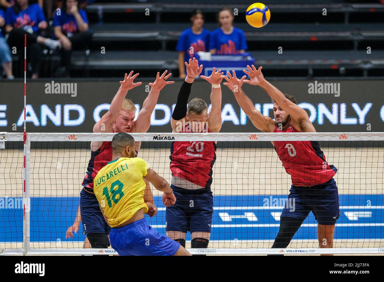 Bologna, Italien. 20.. Juli 2022. Volley Nations League 2022 - Viertelfinalspiel USA gegen Brasilien Stockfoto