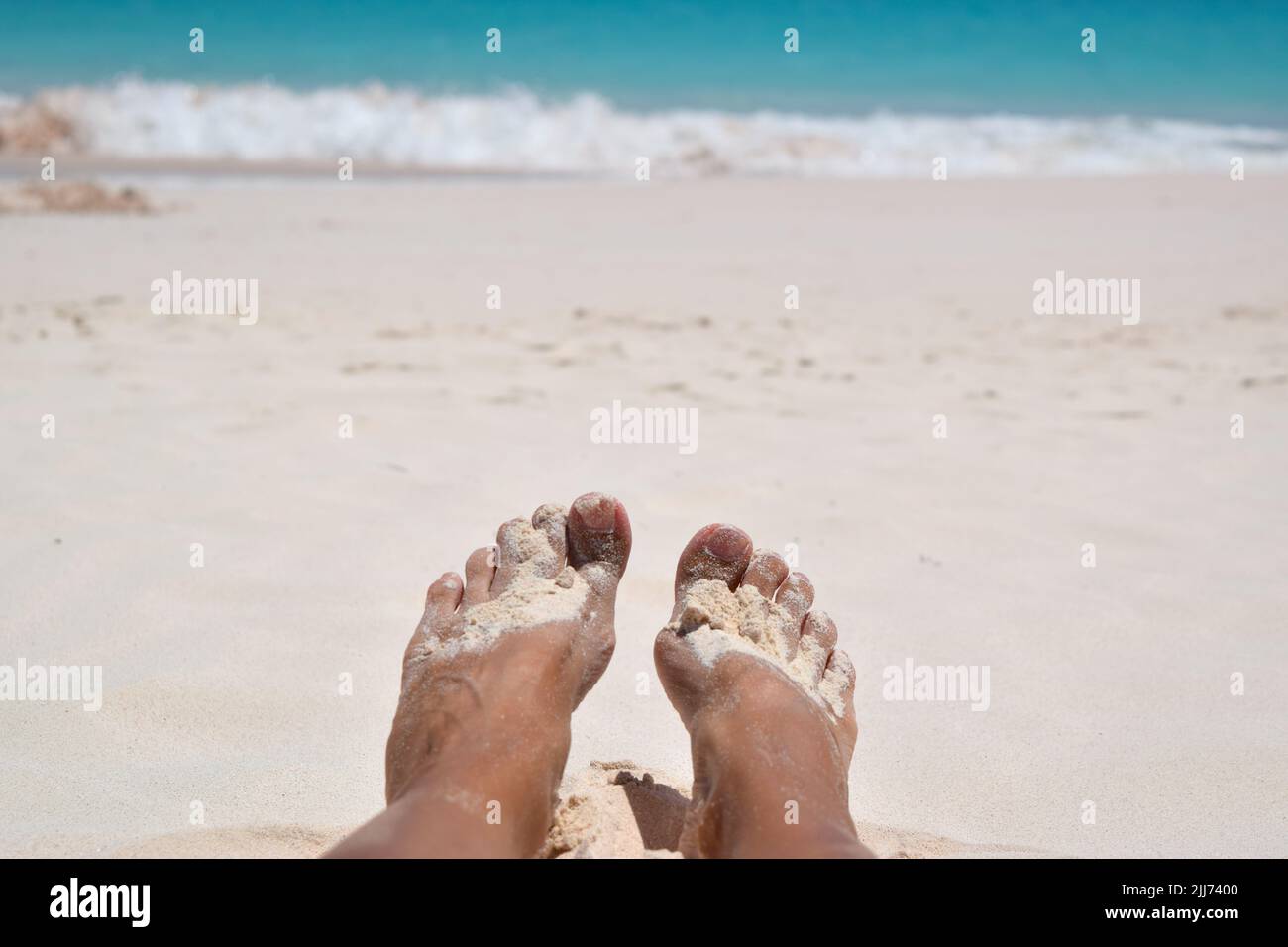 Lady's Füße in heißem weichen weißen Sand am Strand von Barbados. Stockfoto