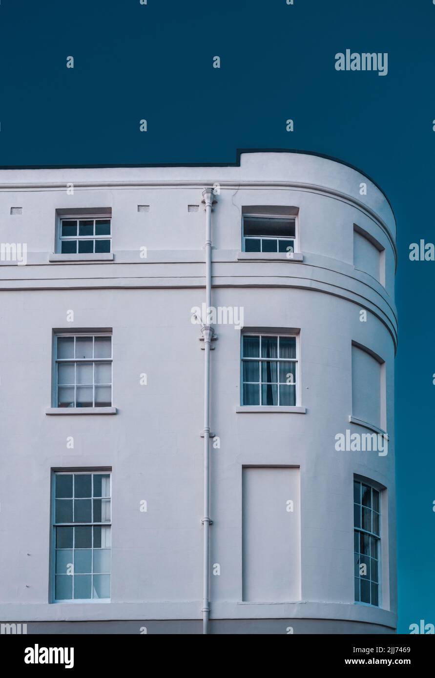 Britisches Wohnhaus aus dem 19.. Jahrhundert mit spätgeorgianischer Architektur und weißer Fassade an der Portland Terrace in Southampton, Hampshire, England, Großbritannien Stockfoto