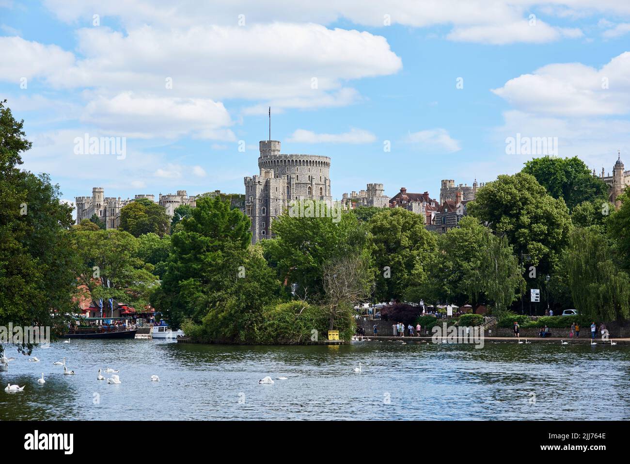 Windsor Castle vom Nordufer der Themse, in der südöstlichen Grafschaft von England Stockfoto