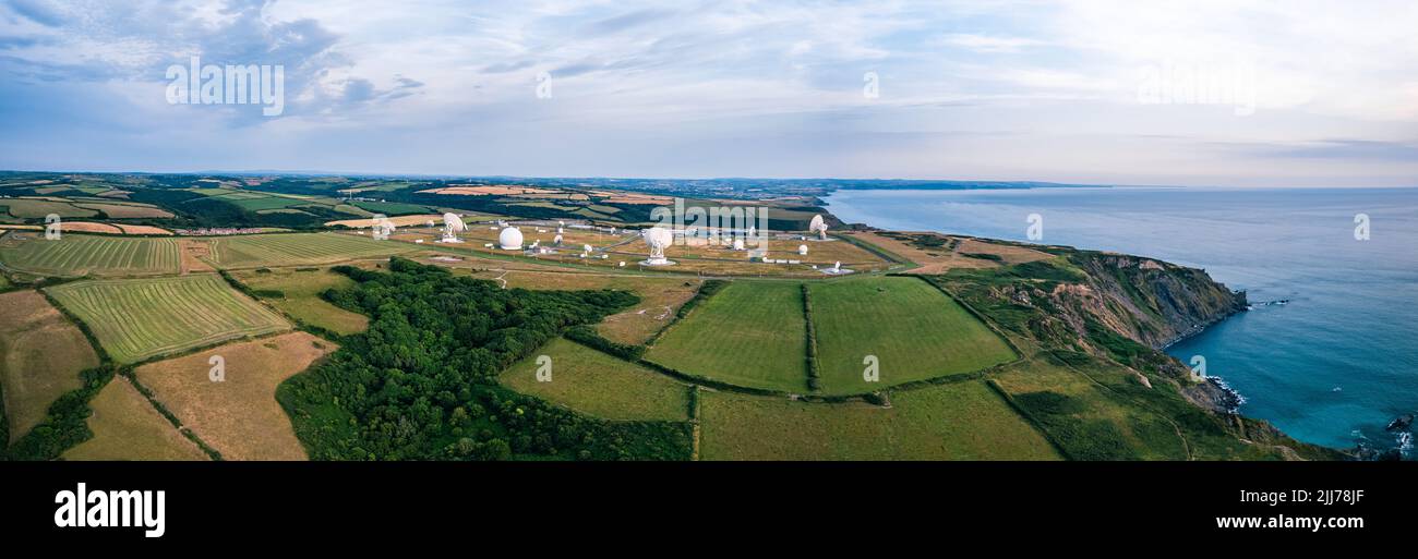 Felder und Farmen über GCHQ Bude, GCHQ Composite Signals Organization Station Morwenstow, Cornwall, England Stockfoto