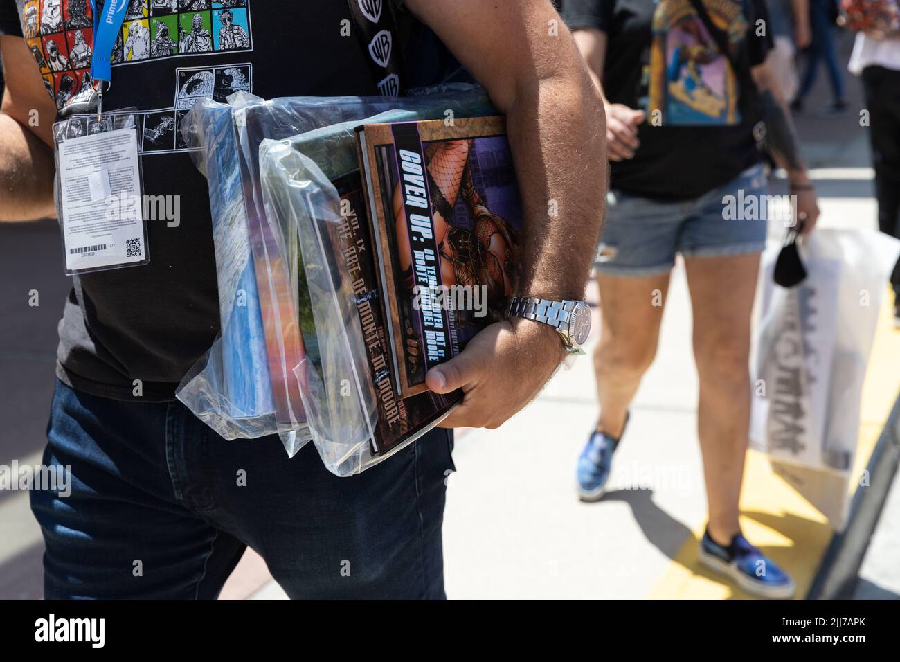 San Diego, USA. 23.. Juli 2022. Am 23. Juli 2022 transportieren Menschen Waren während des Comic-Con-Wochenendes in San Diego, CA. (Foto von Kristian Carreon/Sipa USA) Quelle: SIPA USA/Alamy Live News Stockfoto