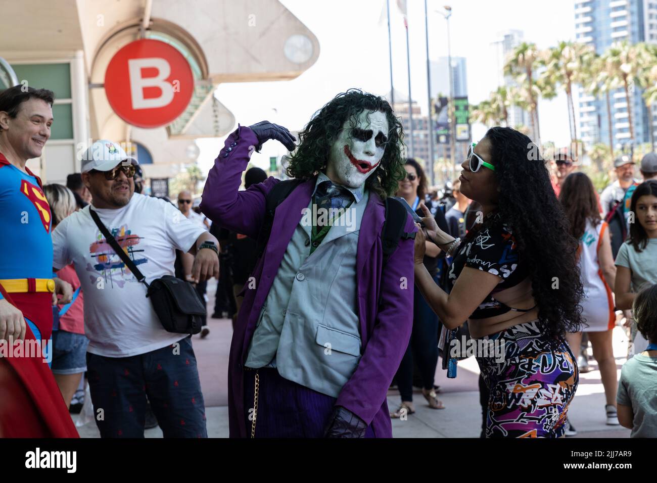 San Diego, USA. 23.. Juli 2022. Ein Mann, der als Joker verkleidet ist, interagiert mit den Teilnehmern während der Comic-Con in San Diego, CA, am 23. Juli 2022. (Foto von Kristian Carreon/Sipa USA) Quelle: SIPA USA/Alamy Live News Stockfoto