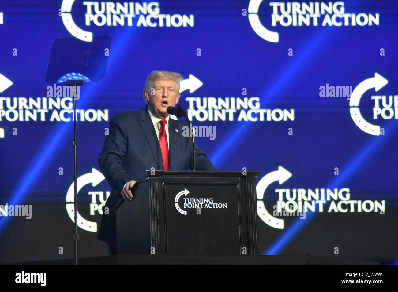 Tampa, Florida, USA. 23.. Juli 2022. (NEUER) ehemaliger US-Präsident Donald Trump nimmt am konservativen Gipfel in Florida Teil. 23. Juli 2022, Tampa, Florida, USA: Der ehemalige US-Präsident Donald Trump hält eine Rede auf dem Wendepunkt des USA Student Action Summit 2022, der in Florida stattfindet. Der Gipfel begann am Freitag (22) und dauert bis Sonntag (24) mit etwa 5.000 Aktivisten aus allen 50 US-Staaten. Auch auf dem Gipfel werden konservative Spitzenpersönlichkeiten erwartet. (Bild: © Kyle Mazza/TheNEWS2 via ZUMA Press Wire) Stockfoto