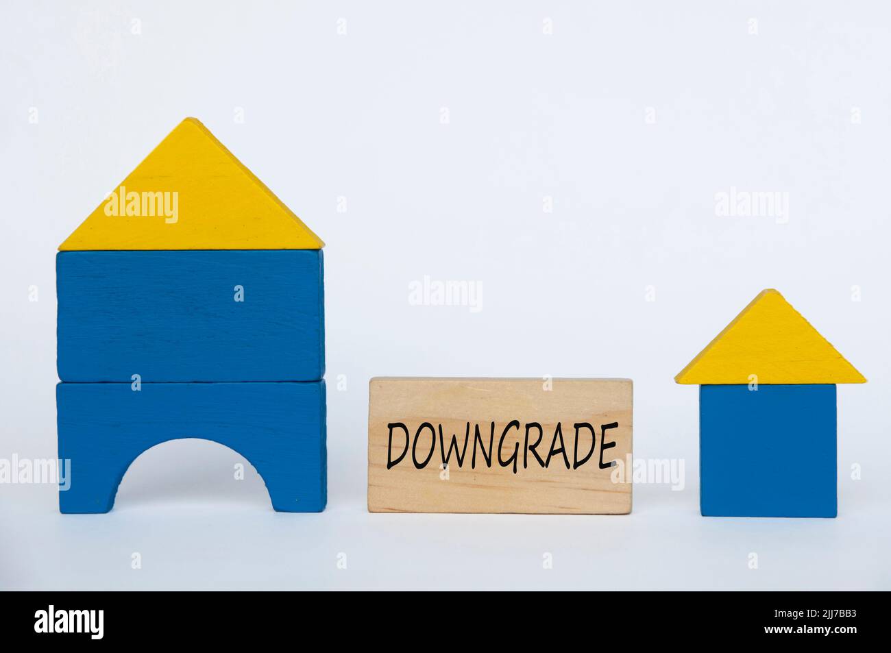 Haus Modell von großen Haus Downgrade zu kleinen Haus. Home Investment und Immobilien-Konzept Stockfoto