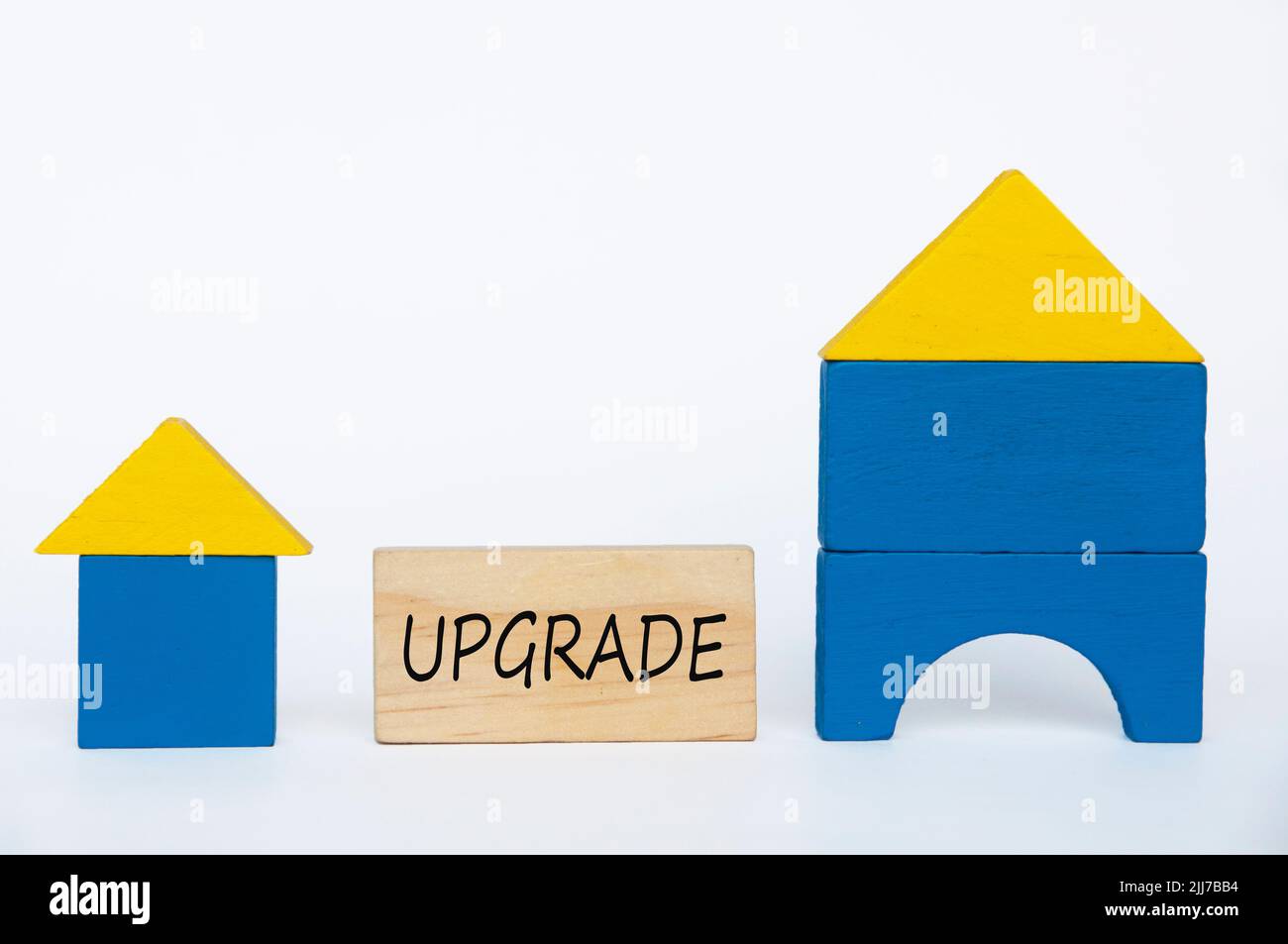 Haus Modell von kleinen Haus Upgrade zu kleinen Haus. Home Investment und Immobilien-Konzept Stockfoto