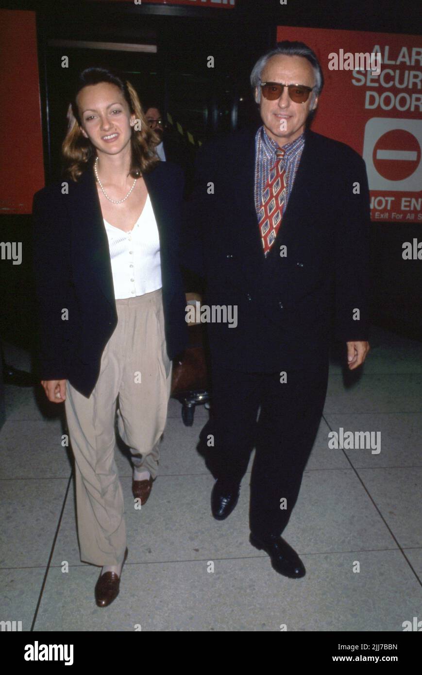 Dennis Hopper und Victoria Duffy 1994 Quelle: Ralph Dominguez/MediaPunch Stockfoto