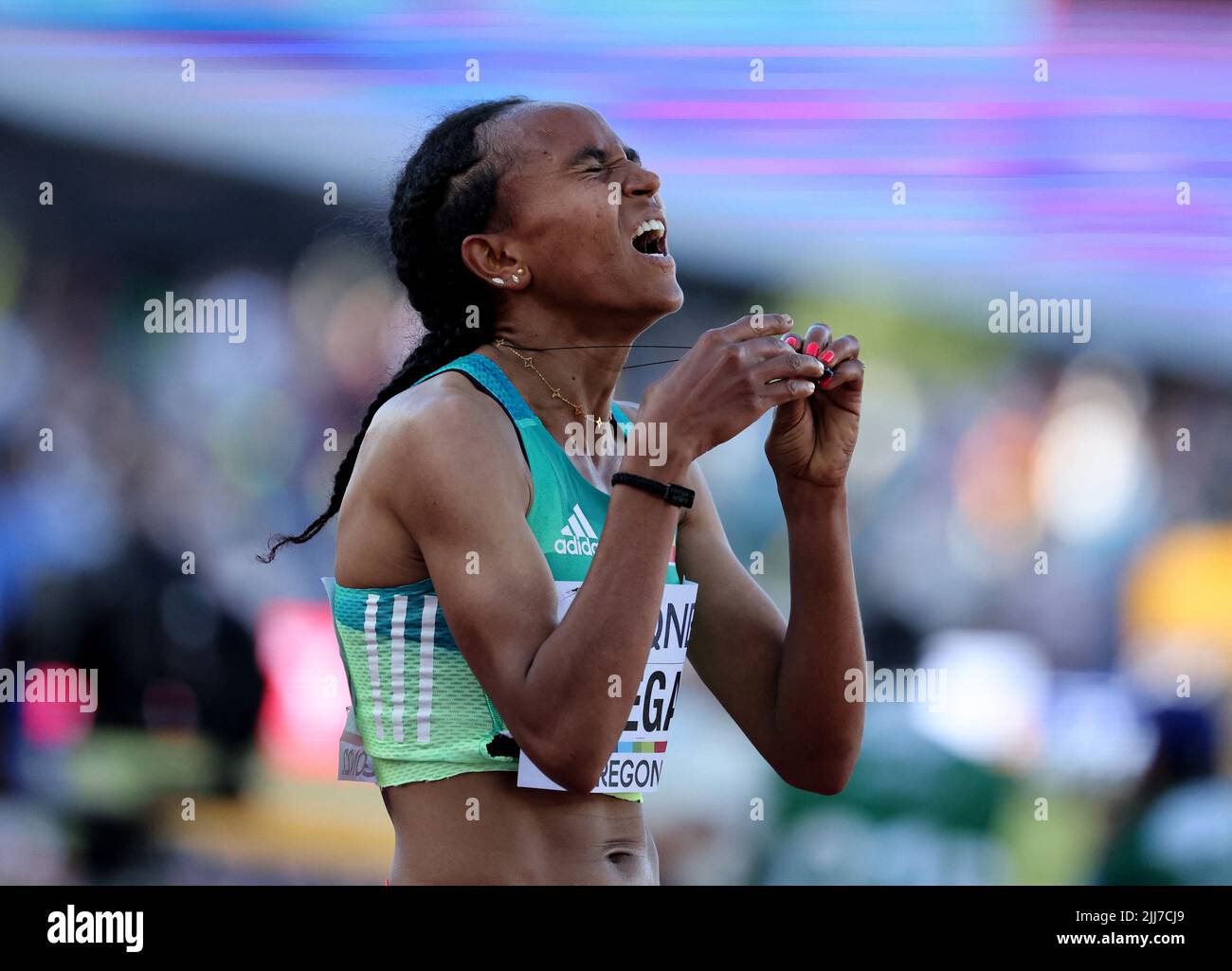 Leichtathletik - Leichtathletik-Weltmeisterschaften - 5000 Meter der Frauen - Finale - Hayward Field, Eugene, Oregon, USA - 23. Juli 2022 die Äthiopierin Gudaf Tsegay feiert nach dem Sieg im 5000 Meter langen Finale der Frauen REUTERS/Lucy Nicholson Stockfoto