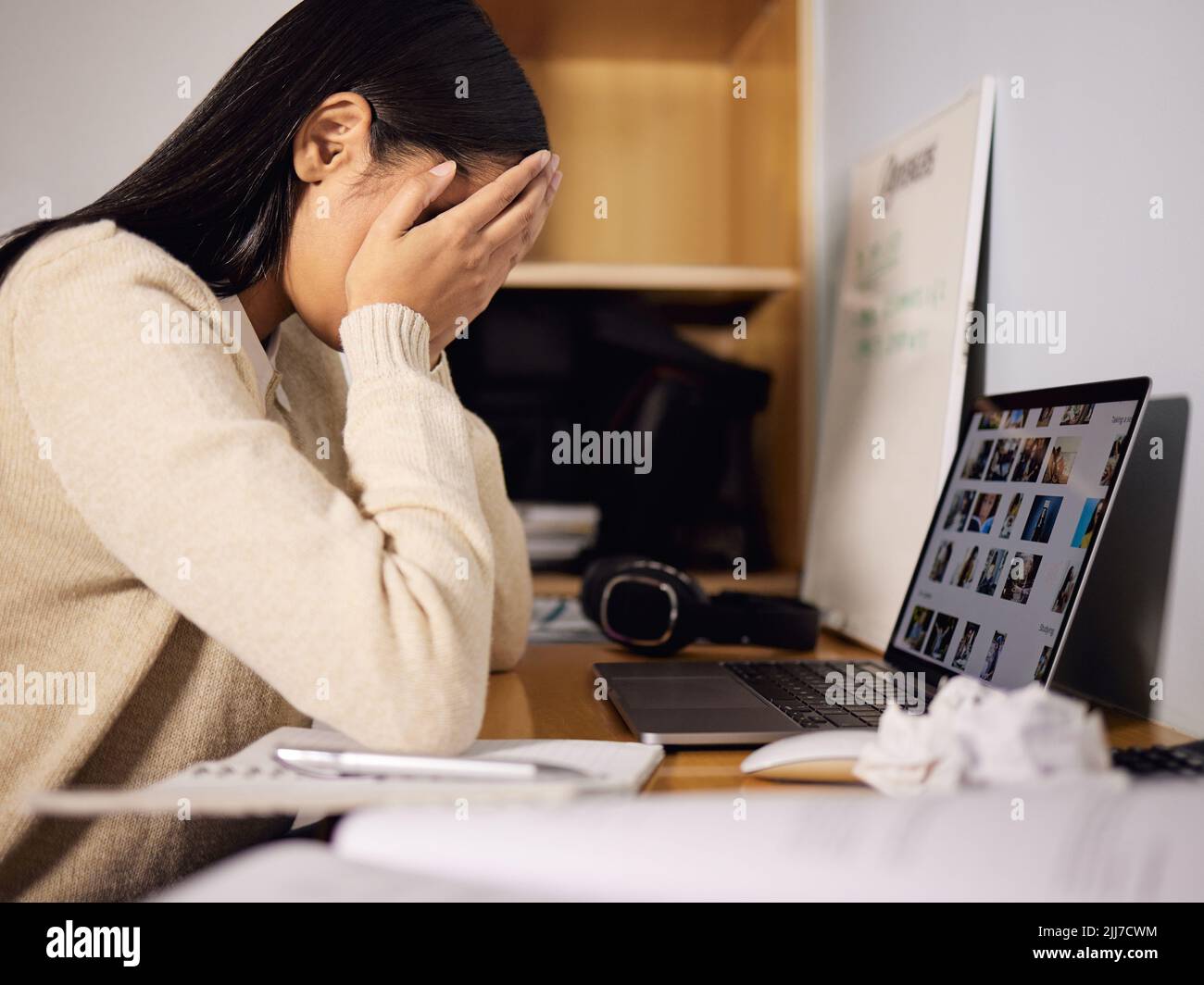 Ich verliere es. Ein College-Student, der gestresst aussieht, während er zu Hause studiert. Stockfoto
