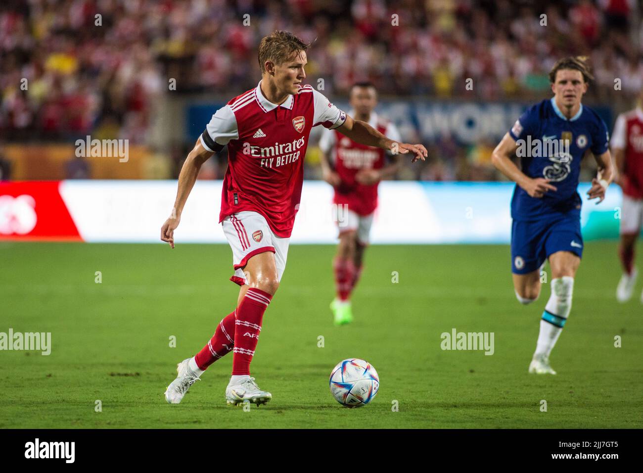 23. Juli 2022: Arsenal FC Mittelfeldspieler Martin Odegaard (8) sucht während des Florida Cup-Spiels zwischen Arsenal FC und Chelsea FC Orlando, FL, nach einer Eröffnung. Jonathan Huff/CSM. Stockfoto