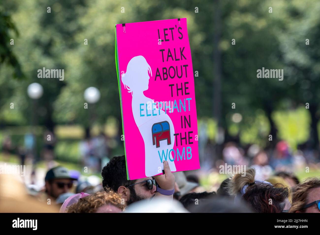 St. Paul, Minnesota. 17. Juli 2022. Tausende marschieren und sammeln sich zur Unterstützung des Zugangs zu legalen Abtreibungen, nachdem der Oberste Gerichtshof der USA den Bund gestrichet hat Stockfoto