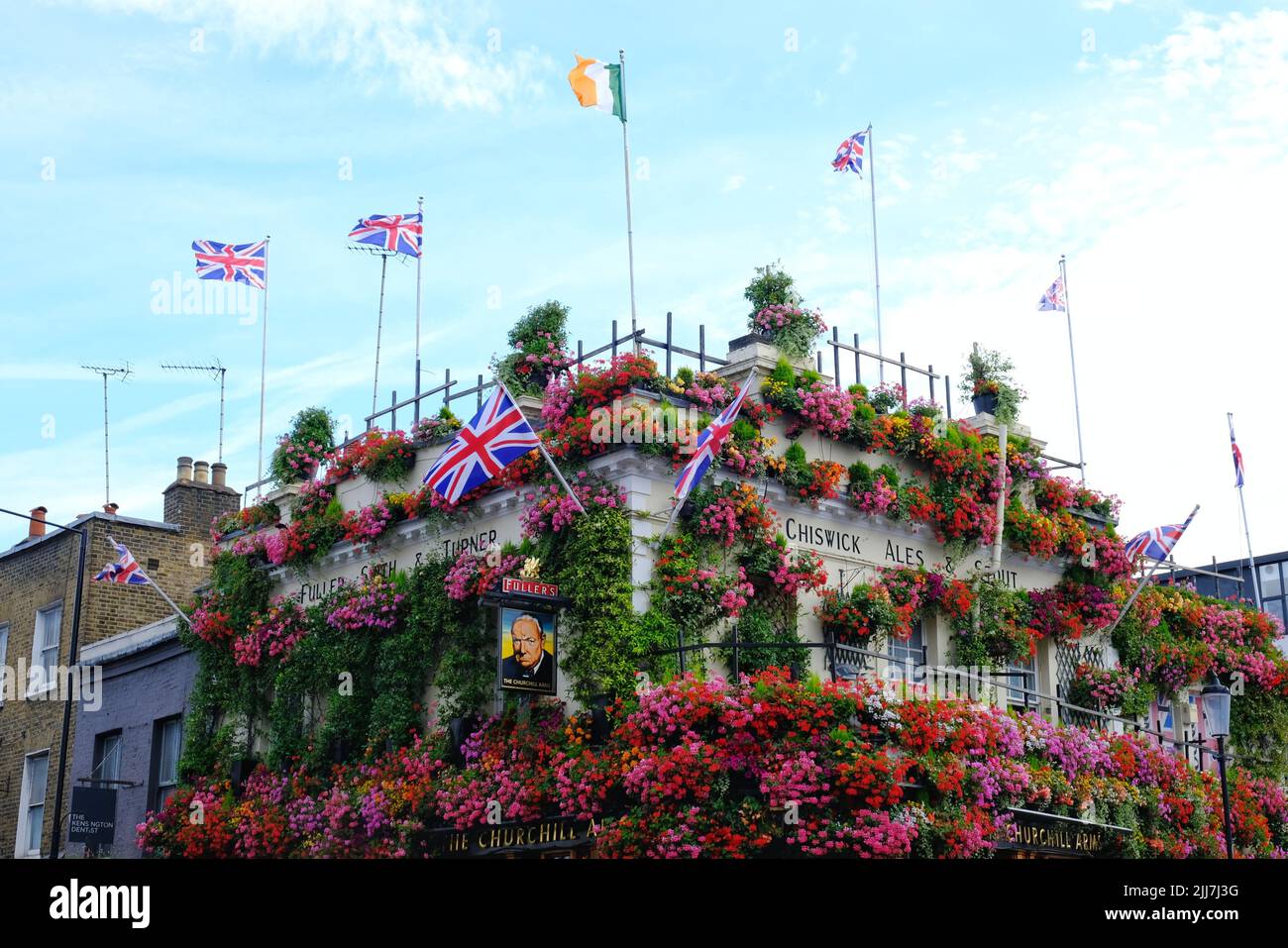 London, Großbritannien, 23.. Juli 2022. Die Gebäudefassade des Churchill Arms Pub in Kensington ist mit über 48 Fensterboxen und 42 Hängekörben mit lebhaften Sommerbettpflanzen geschmückt. Der Pub, der für seine ganzjährig schönen saisonalen Ausstellungen bekannt ist, darunter Weihnachtsbäume im Dezember, ist bei Social-Media-Nutzern beliebt. Die aufwendigen Arrangements haben dem Haus mehrere Auszeichnungen von der London Gardens Society und der Chelsea Flower Show eingebracht. Kredit: Elfte Stunde Fotografie/Alamy Live Nachrichten Stockfoto