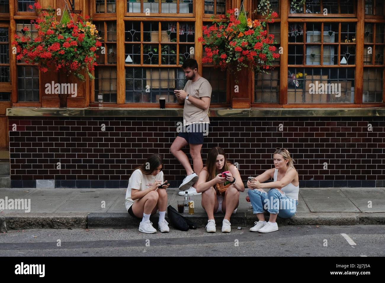 London, Großbritannien, 23.. Juli 2022. Die Gebäudefassade des Churchill Arms Pub in Kensington ist mit über 48 Fensterboxen und 42 Hängekörben mit lebhaften Sommerbettpflanzen geschmückt. Der Pub, der für seine ganzjährig schönen saisonalen Ausstellungen bekannt ist, darunter Weihnachtsbäume im Dezember, ist bei Social-Media-Nutzern beliebt. Die aufwendigen Arrangements haben dem Haus mehrere Auszeichnungen von der London Gardens Society und der Chelsea Flower Show eingebracht. Kredit: Elfte Stunde Fotografie/Alamy Live Nachrichten Stockfoto