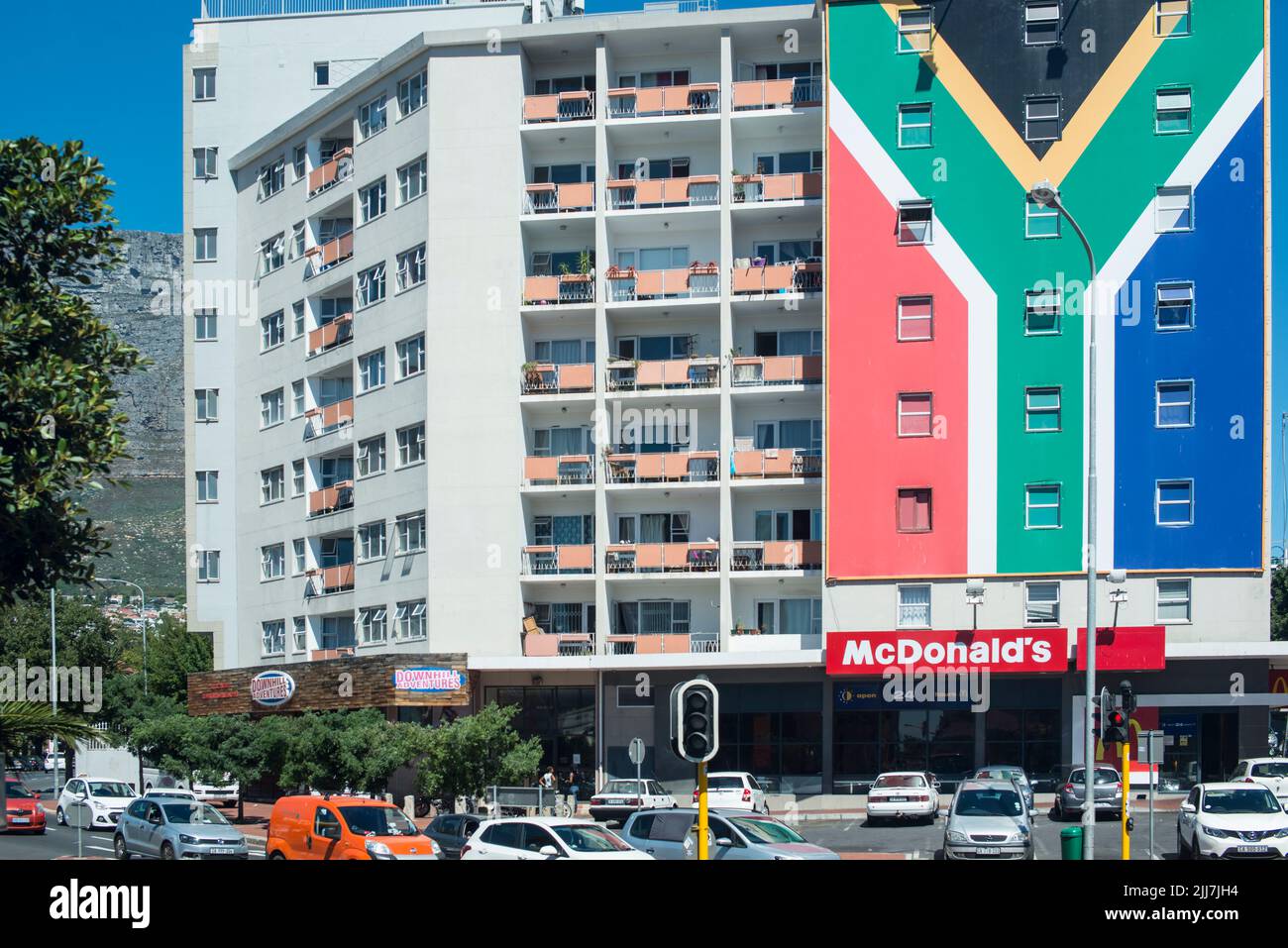 Apartmentgebäude mit südafrikanischer Flagge, Kapstadt Stockfoto