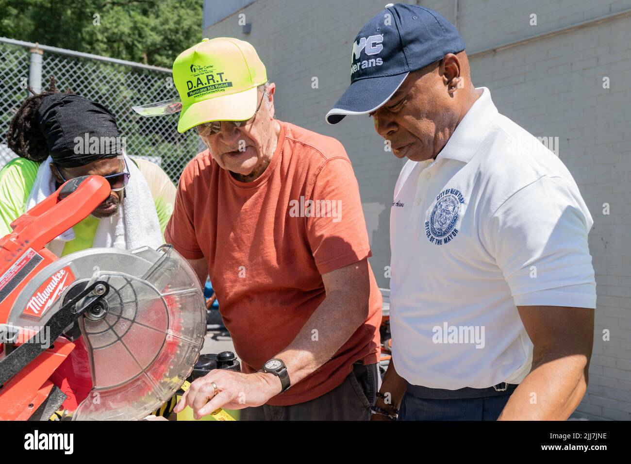 New York, NY – 23. Juli 2022: Bürgermeister Eric Adams schloss sich Phil Mitchell, dem Veteran des Zweiten Weltkriegs, an, der sich während des DVS-Möbelbaus auf dem Campus der JFK High School freiwillig meldet Stockfoto