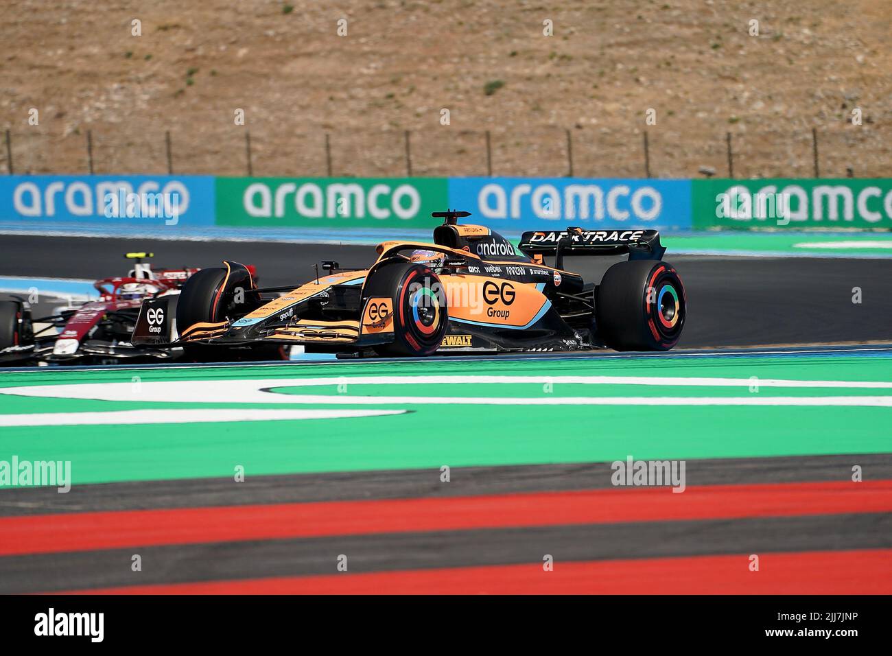 23.07.2022, Circuit Paul Ricard, Le Castellet, FORMULA 1 LENOVO GRAND PRIX DE FRANCE 2021, im Bild Guanyu Zhou (CHN), Alfa Romeo Racing ORLEN, Daniel Ricciardo (AUS), McLaren F1 Team Stockfoto