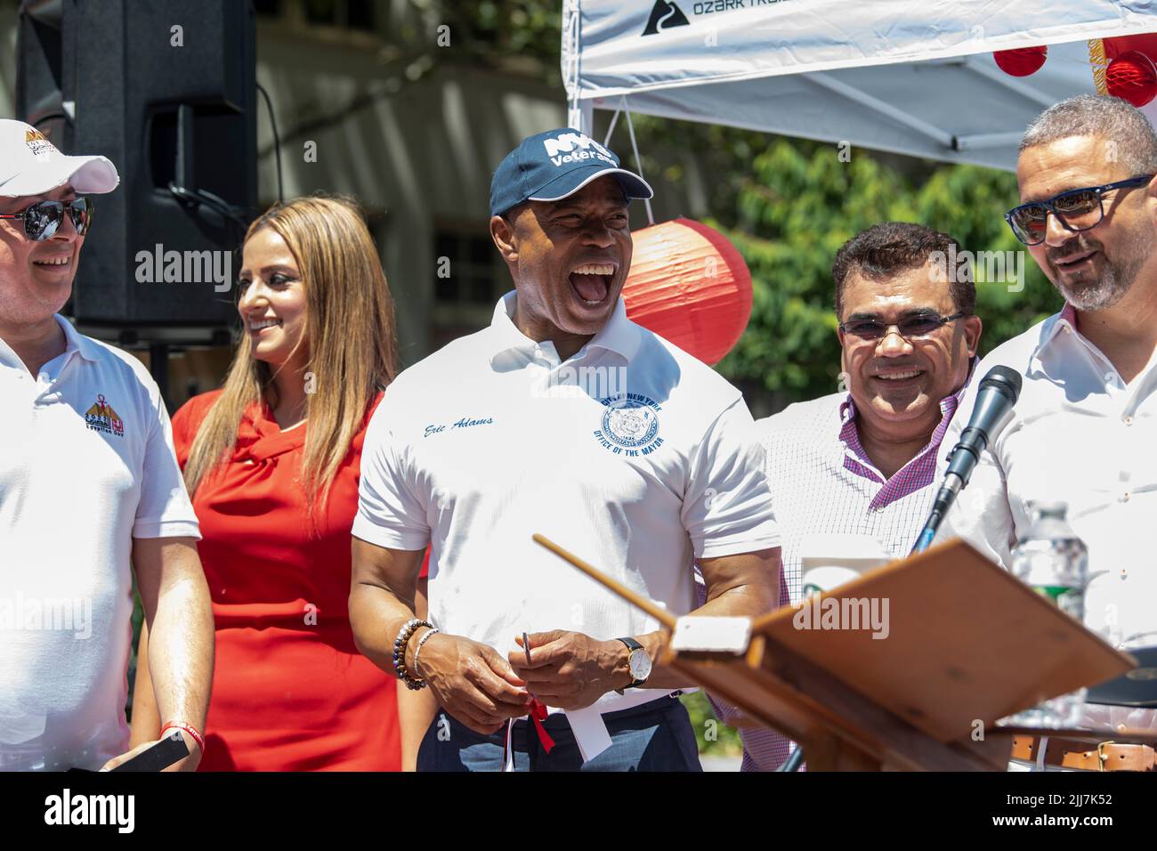 New York, Usa. 23.. Juli 2022. Der Bürgermeister von New York, Eric Adams, nimmt an einem ägyptischen Heritage Festival auf dem Athens Square im Stadtteil Astoria in New York City Teil. Kredit: SOPA Images Limited/Alamy Live Nachrichten Stockfoto