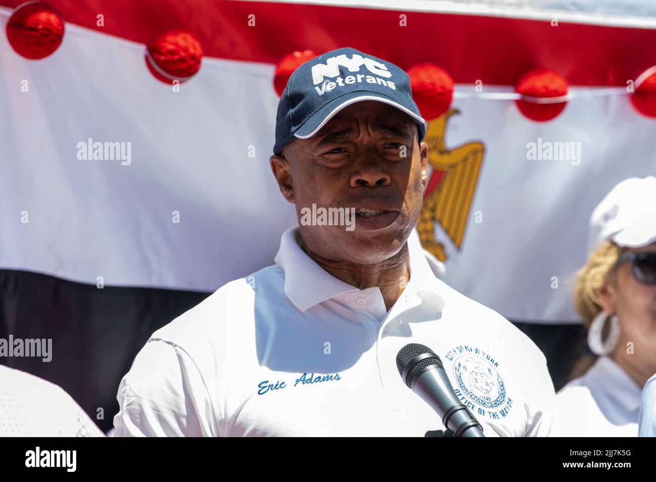 New York, Usa. 23.. Juli 2022. Der Bürgermeister von New York, Eric Adams, hält während eines ägyptischen Heritage Festivals auf dem Athens Square im Stadtteil Astoria von New York City eine Rede. Kredit: SOPA Images Limited/Alamy Live Nachrichten Stockfoto