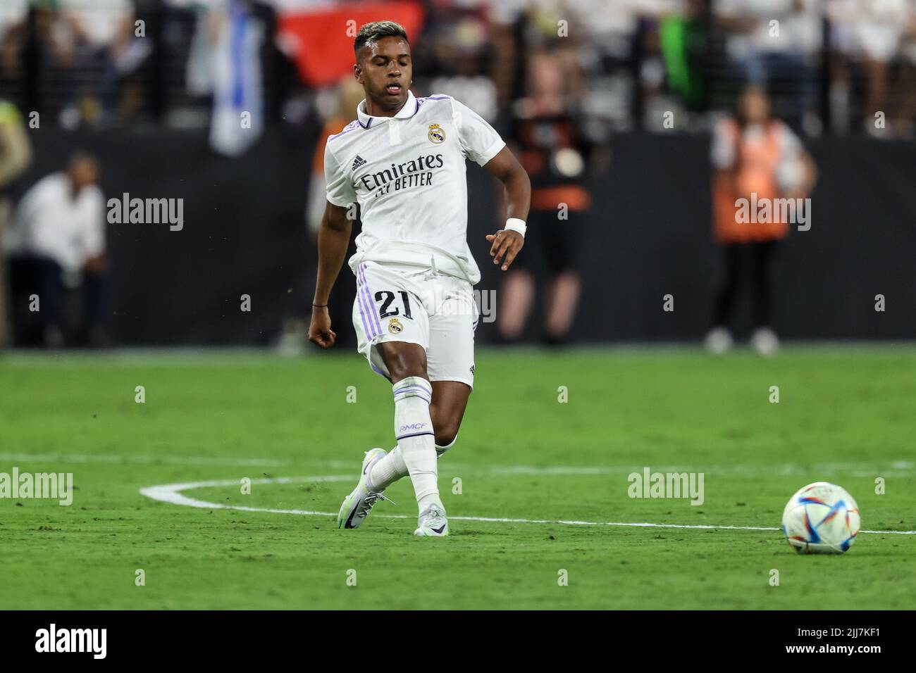 23. Juli 2022: Real Madrid CF-Stürmer Rodrygo Silva (21) übergibt den Ball während der Soccer Champions Tour 22 mit Real Madrid CF gegen FC Barcelona im Allegiant Stadium in Las Vegas, NV. Der FC Barcelona führt Real Madrid CF in der Halbzeit von 1 bis 0 an. Christopher Trim/CSM. Stockfoto