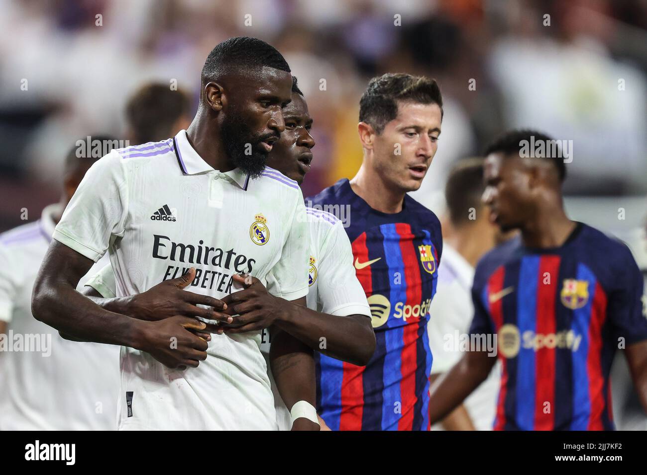 23. Juli 2022: Real Madrid Mittelfeldspieler Antonio Rudiger (22) wird von einem Teamkollegen während der Soccer Champions Tour 22 mit Real Madrid CF gegen FC Barcelona im Allegiant Stadium in Las Vegas, NV, zurückgehalten. Der FC Barcelona führt Real Madrid CF in der Halbzeit von 1 bis 0 an. Christopher Trim/CSM. Stockfoto