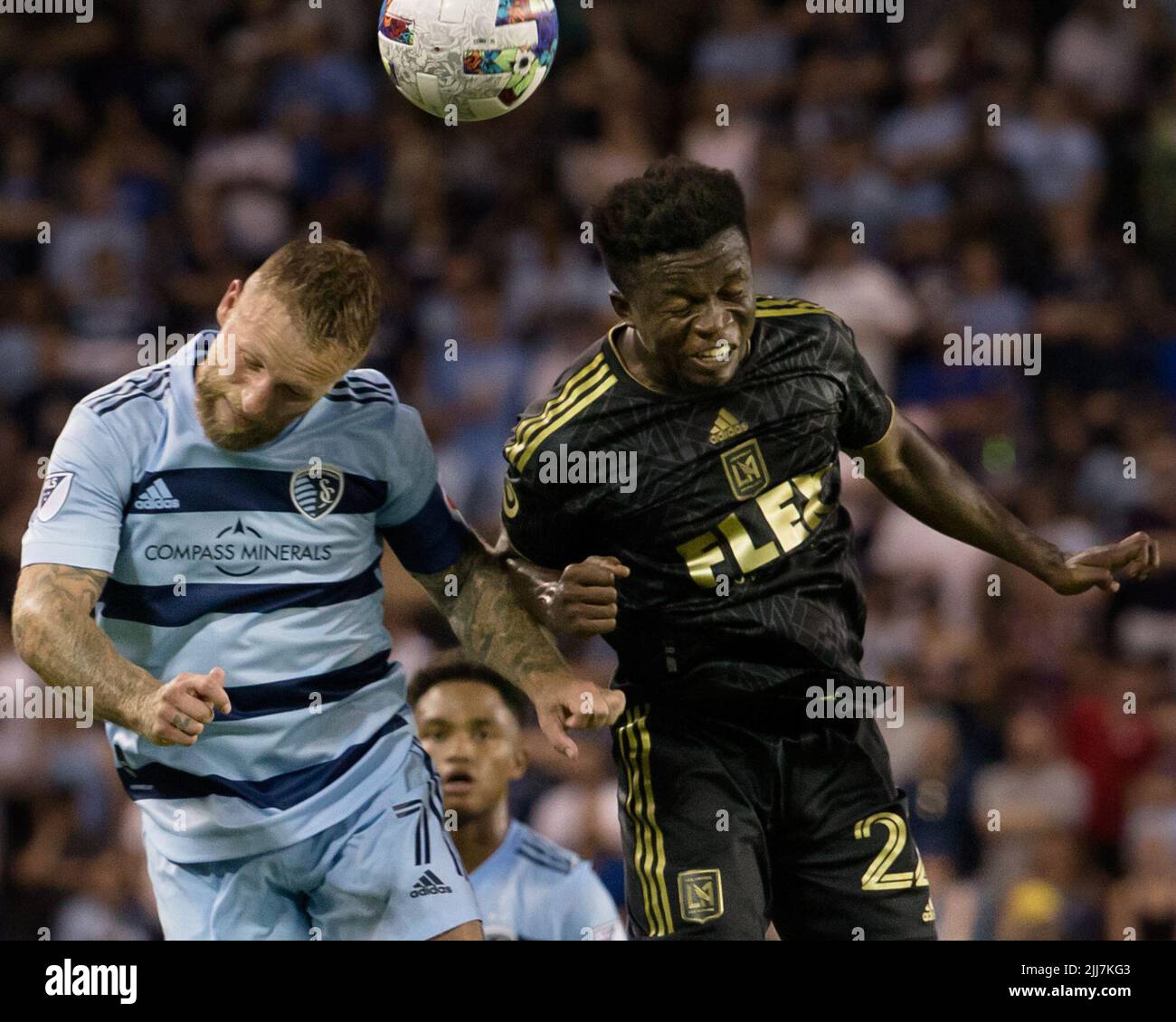 Kansas City, Kansas, USA. 23.. Juli 2022. Der sportliche KC-Stürmer Johnny Russell #7 (l) und der LAFC-Stürmer Kwadwo Opoku #22 (r) wetteifern in der zweiten Spielhälfte um einen Kopfball im Mittelfeld. (Bild: © Serena S.Y. Hsu/ZUMA-Pressdraht) Stockfoto