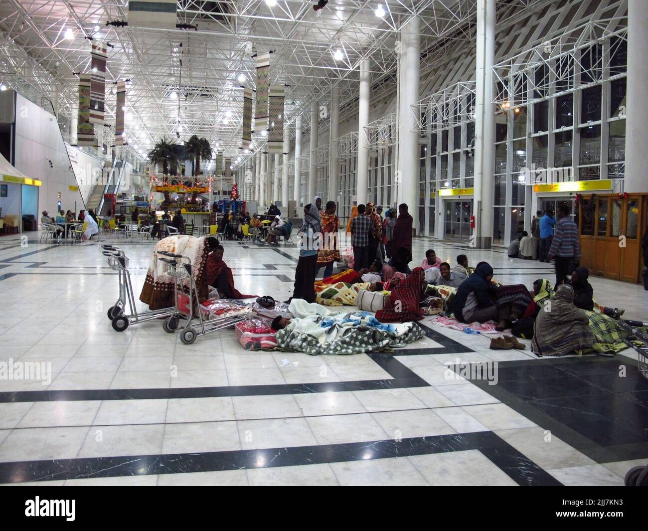 Menschen auf dem Flughafen von Addis Abeba, Äthiopien Stockfoto