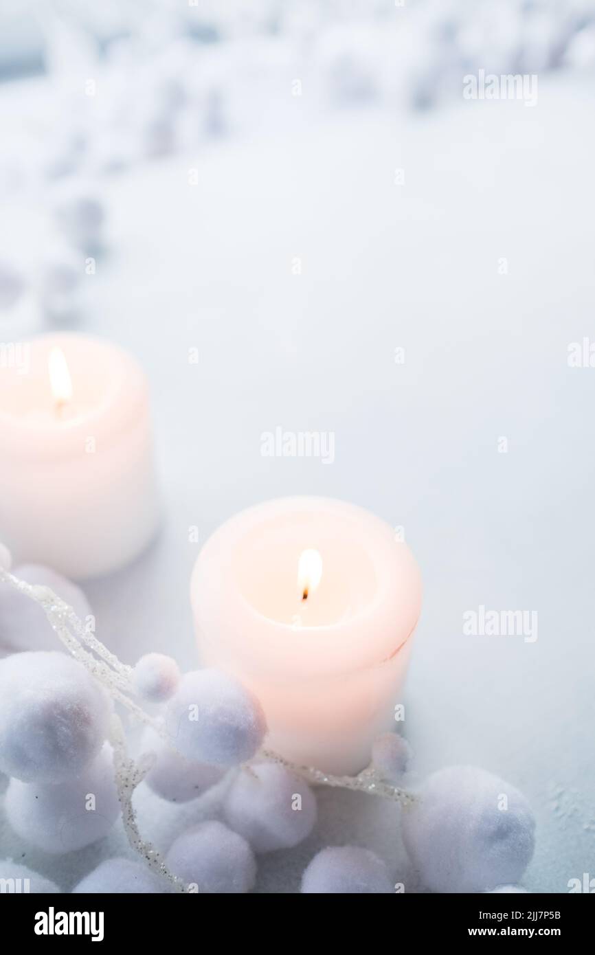 Kerzen festliches Licht auf dem weißen Hintergrund Stockfoto