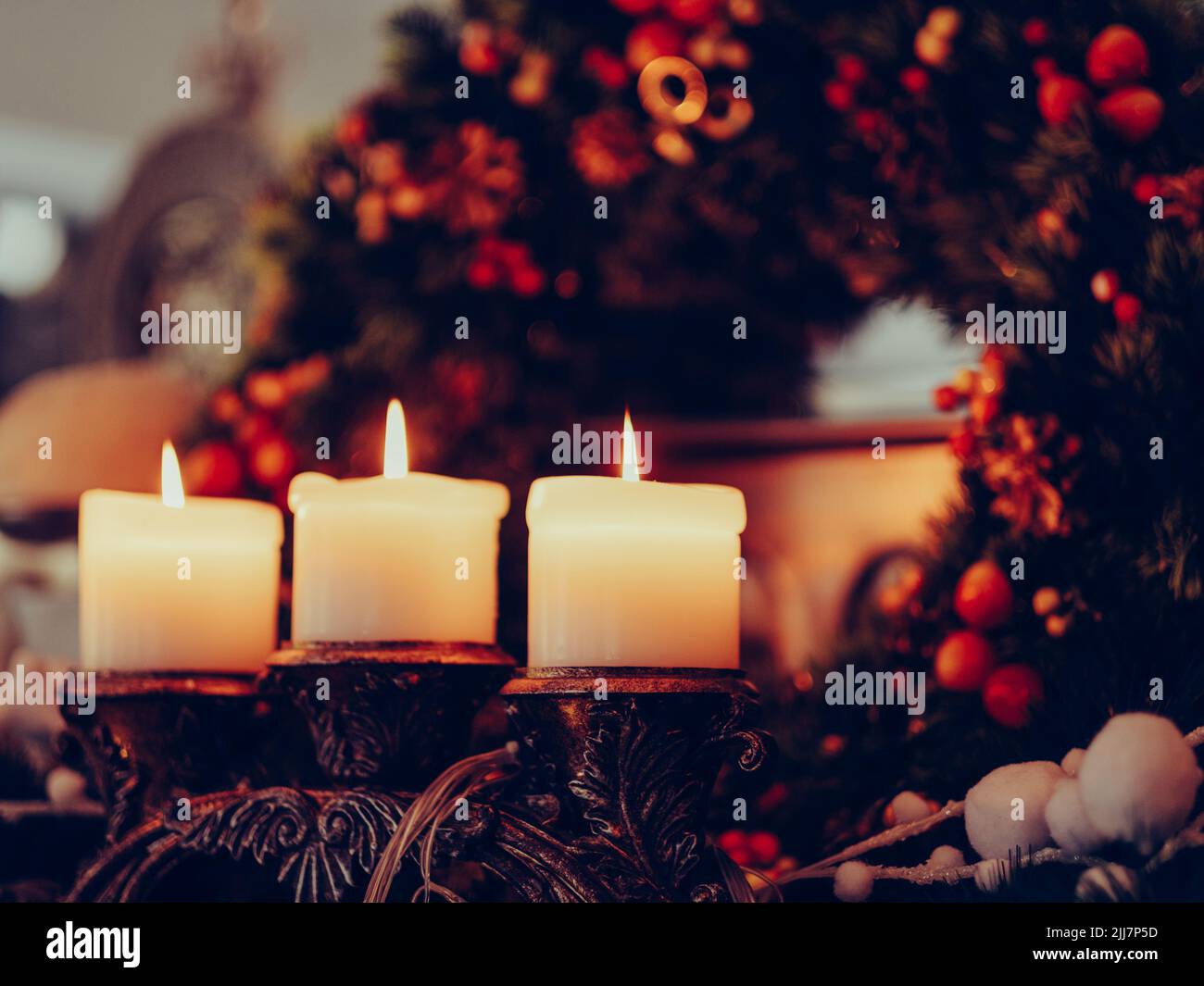 Das Attribut „weihnachtsabend“ bekränzt Gemütlichkeit zu Hause Stockfoto