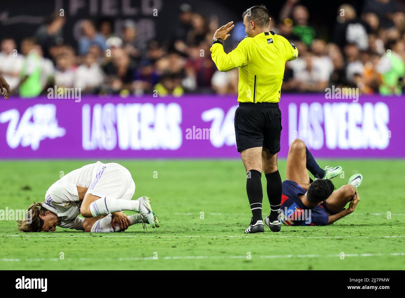 Las Vegas, NV, USA. 23.. Juli 2022. Real Madrid Mittelfeldspieler Luka Modric (10) und FC Barcelona Mittelfeldspieler Sergio Busquets (5) lagen nach einer Kollision während der Soccer Champions Tour 22 mit Real Madrid CF gegen FC Barcelona im Allegiant Stadium in Las Vegas, NV, auf dem Spielfeld. FC Barcelona besiegte Real Madrid CF 1 zu 0. Christopher Trim/CSM/Alamy Live News Stockfoto