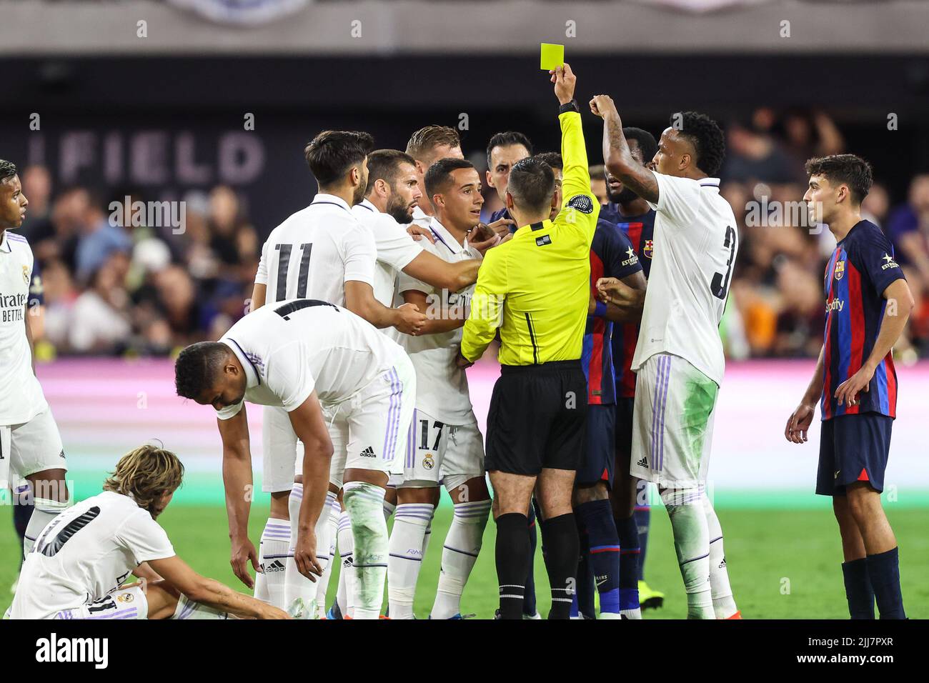 Las Vegas, NV, USA. 23.. Juli 2022. Schiedsrichter Mark Allatin liefert während der Soccer Champions Tour 22 mit Real Madrid CF gegen FC Barcelona im Allegiant Stadium in Las Vegas, NV, eine gelbe Karte aus. FC Barcelona besiegte Real Madrid CF 1 zu 0. Christopher Trim/CSM/Alamy Live News Stockfoto