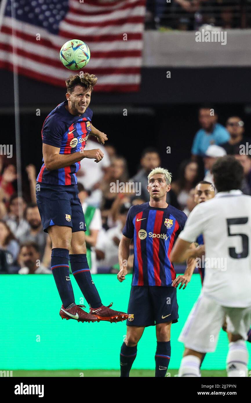 Las Vegas, NV, USA. 23.. Juli 2022. Der FC Barcelona Mittelfeldspieler Nico Gonzalez (14) steht während der Soccer Champions Tour 22 mit Real Madrid CF gegen FC Barcelona im Allegiant Stadium in Las Vegas, NV, an der Spitze des Balls. FC Barcelona besiegte Real Madrid CF 1 zu 0. Christopher Trim/CSM/Alamy Live News Stockfoto