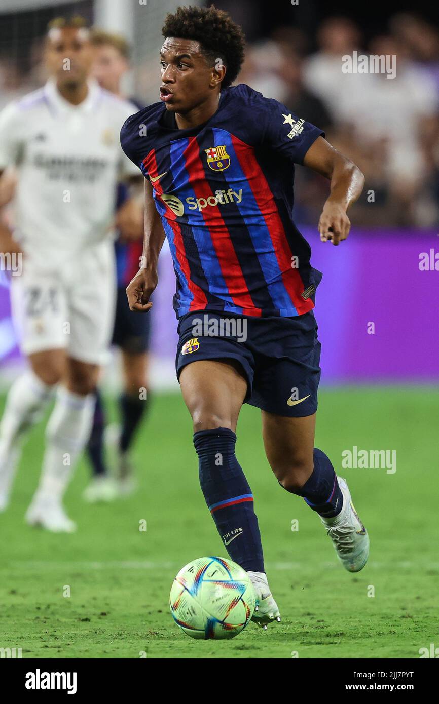 Las Vegas, NV, USA. 23.. Juli 2022. Der FC Barcelona Alejandro Balde (28) dribbelt den Ball während der Soccer Champions Tour 22 mit Real Madrid CF gegen den FC Barcelona im Allegiant Stadium in Las Vegas, NV. FC Barcelona besiegte Real Madrid CF 1 zu 0. Christopher Trim/CSM/Alamy Live News Stockfoto