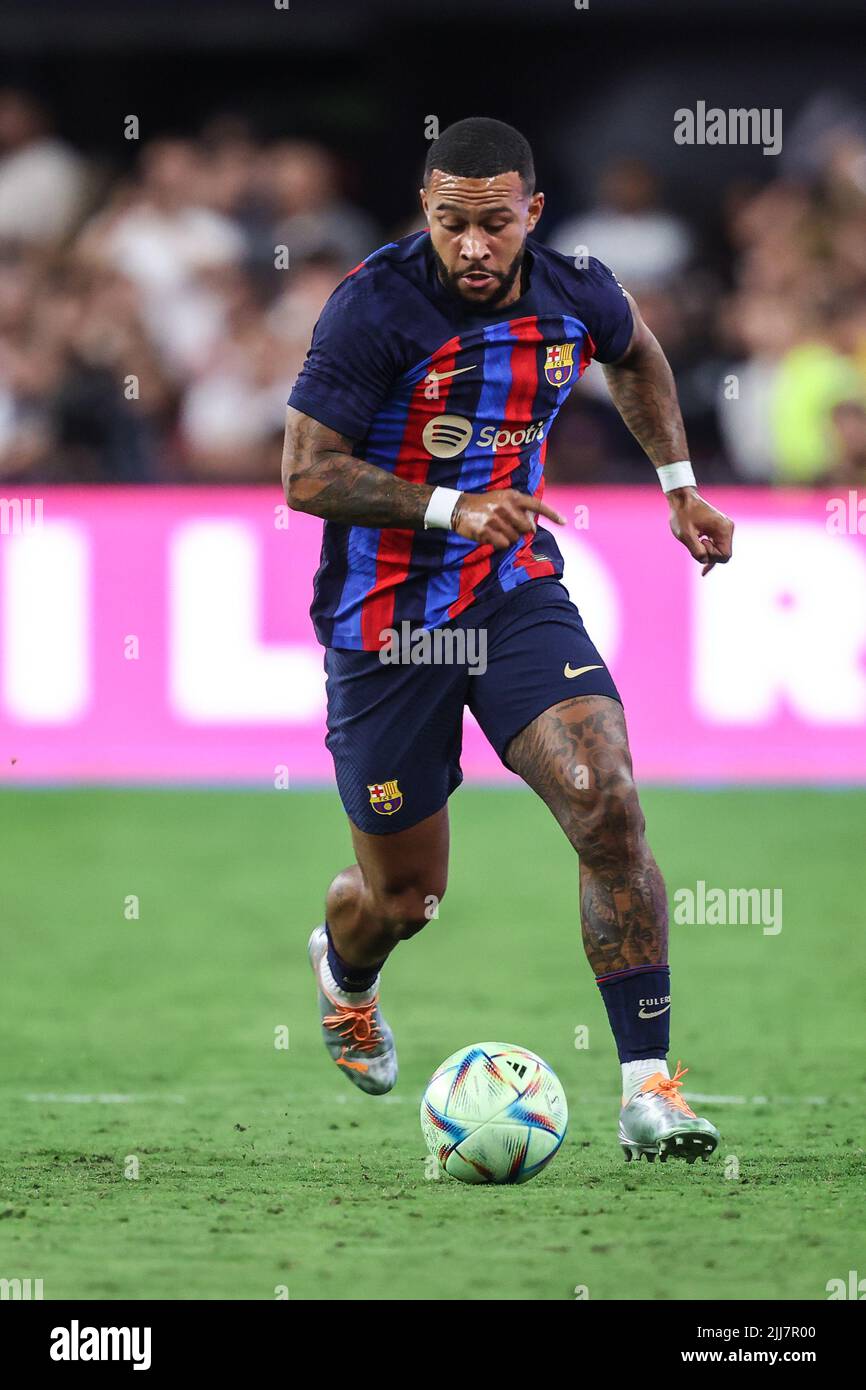 Las Vegas, NV, USA. 23.. Juli 2022. Der FC Barcelona-Stürmer Memphis Depay (9) dribbelt den Ball während der Soccer Champions Tour 22 mit Real Madrid CF gegen FC Barcelona im Allegiant Stadium in Las Vegas, NV. FC Barcelona besiegte Real Madrid CF 1 zu 0. Christopher Trim/CSM/Alamy Live News Stockfoto
