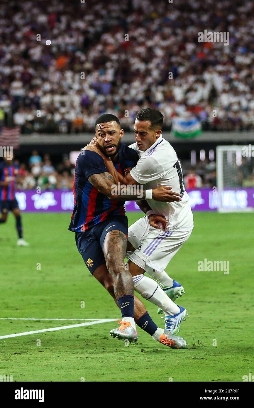 Las Vegas, NV, USA. 23.. Juli 2022. Real Madrid Stürmer Lucas Vazquez (17) schnappt sich den FC Barcelona Stürmer Memphis Depay (9) während der Soccer Champions Tour 22 mit Real Madrid CF gegen FC Barcelona im Allegiant Stadium in Las Vegas, NV. FC Barcelona besiegte Real Madrid CF 1 zu 0. Christopher Trim/CSM/Alamy Live News Stockfoto