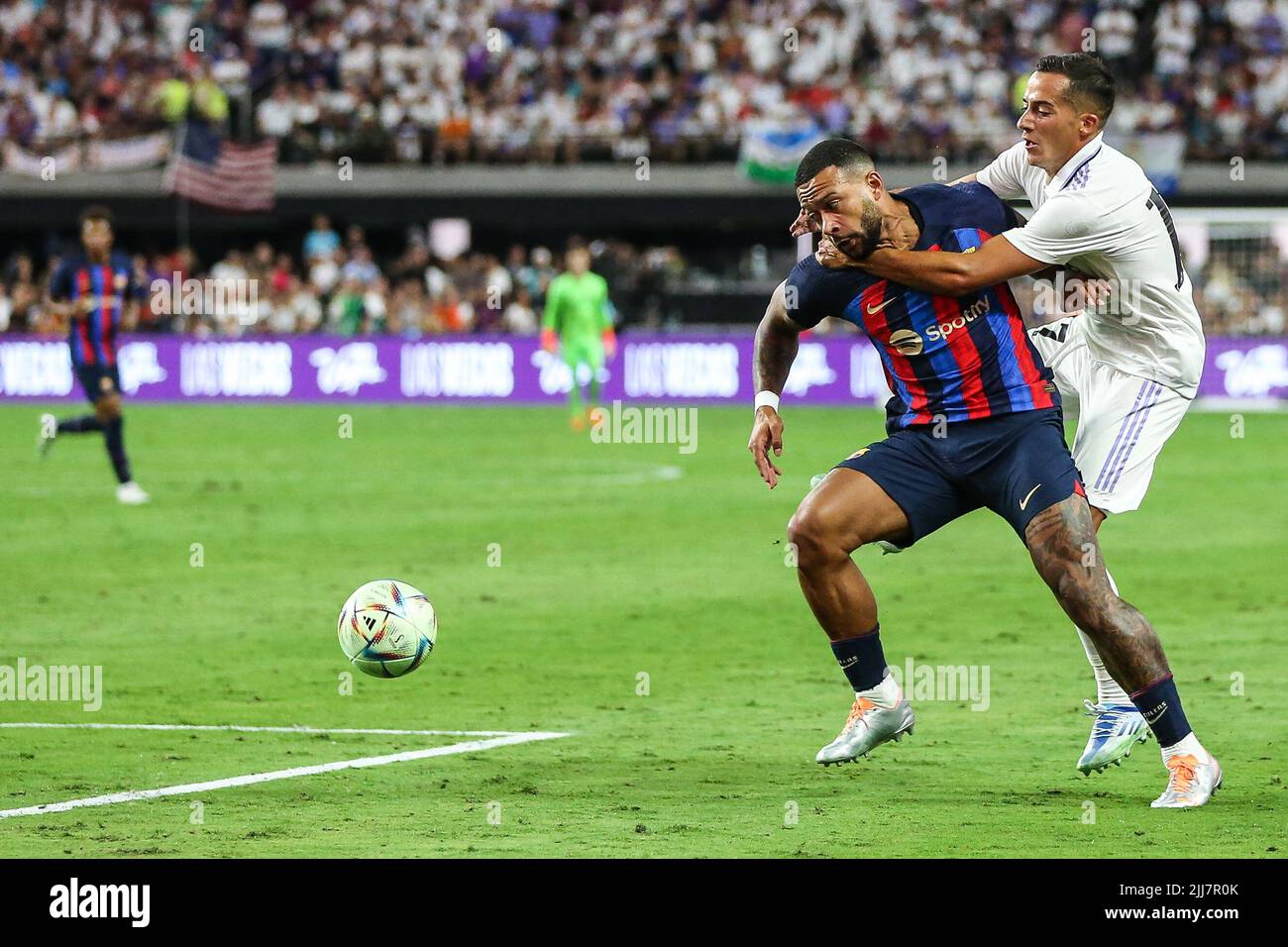 Las Vegas, NV, USA. 23.. Juli 2022. Real Madrid Stürmer Lucas Vazquez (17) schnappt sich den FC Barcelona Stürmer Memphis Depay (9) während der Soccer Champions Tour 22 mit Real Madrid CF gegen FC Barcelona im Allegiant Stadium in Las Vegas, NV. FC Barcelona besiegte Real Madrid CF 1 zu 0. Christopher Trim/CSM/Alamy Live News Stockfoto