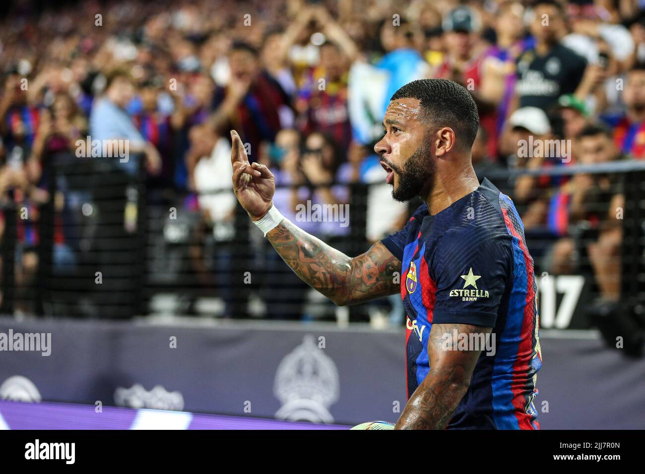 Las Vegas, NV, USA. 23.. Juli 2022. Der FC Barcelona-Stürmer Memphis Depay (9) spielt während der Soccer Champions Tour 22 mit Real Madrid CF gegen FC Barcelona im Allegiant Stadium in Las Vegas, NV. FC Barcelona besiegte Real Madrid CF 1 zu 0. Christopher Trim/CSM/Alamy Live News Stockfoto