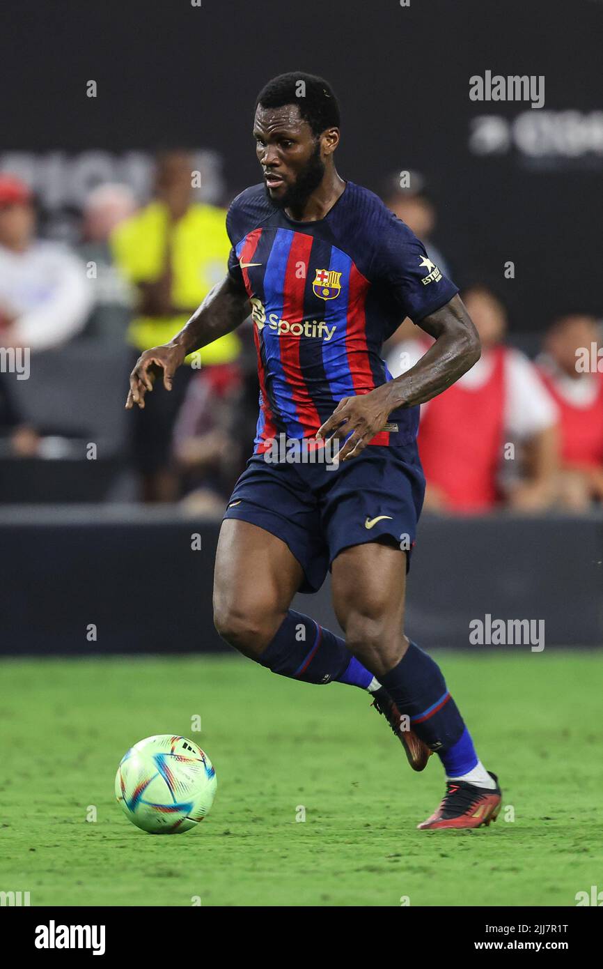 Las Vegas, NV, USA. 23.. Juli 2022. Der FC Barcelona-Stürmer Franck Jessie (19) kontrolliert den Ball während der Soccer Champions Tour 22 mit Real Madrid CF gegen FC Barcelona im Allegiant Stadium in Las Vegas, NV. FC Barcelona besiegte Real Madrid CF 1 zu 0. Christopher Trim/CSM/Alamy Live News Stockfoto