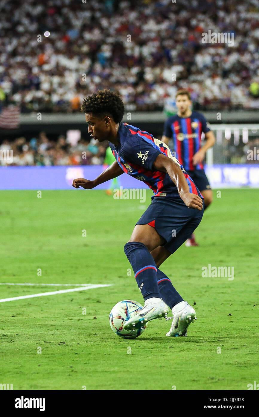 Las Vegas, NV, USA. 23.. Juli 2022. Der FC Barcelona Alejandro Balde (28) kontrolliert den Ball während der Soccer Champions Tour 22 mit Real Madrid CF gegen den FC Barcelona im Allegiant Stadium in Las Vegas, NV. FC Barcelona besiegte Real Madrid CF 1 zu 0. Christopher Trim/CSM/Alamy Live News Stockfoto