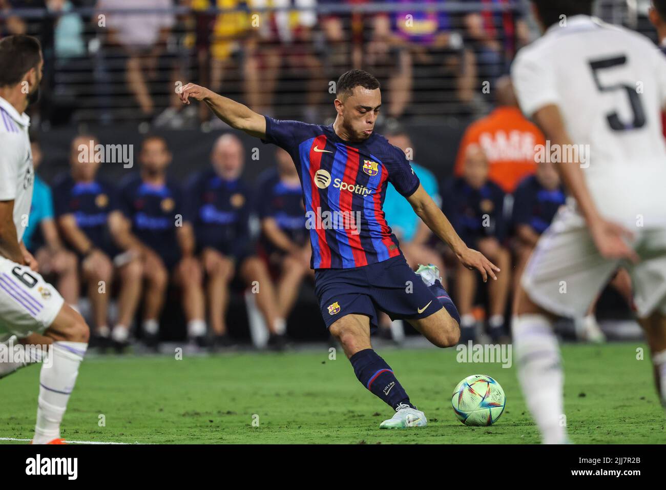 Las Vegas, NV, USA. 23.. Juli 2022. Der FC Barcelona-Verteidiger Sergino Dest (2) schieß bei der Soccer Champions Tour 22 mit Real Madrid CF gegen FC Barcelona im Allegiant Stadium in Las Vegas, NV, auf das Tor. FC Barcelona besiegte Real Madrid CF 1 zu 0. Christopher Trim/CSM/Alamy Live News Stockfoto